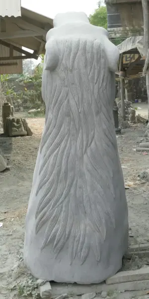 Product image 5 of the product “Head of a Horse made from Riverstone, looking up. 203,5cm Height. ”